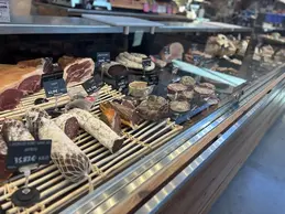 511-biocoop-coustellet-culture-bio-magasin-charcuterie-coupe-traditionnel.webp