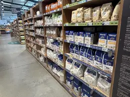 511-biocoop-coustellet-culture-bio-magasin-epicerie-farine-local-commerce-equitable.webp