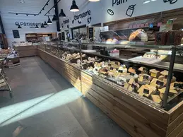 511-biocoop-coustellet-culture-bio-magasin-service-arriere-fromage-coupe.webp